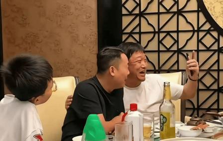 贾冰私人饭局爆生活粗口被偷拍网络发酵